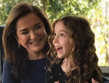 Στο γραφείο μαζί με την εγγονή της γιορτάζει η Ντ. Μπακογιάννη (φωτό)